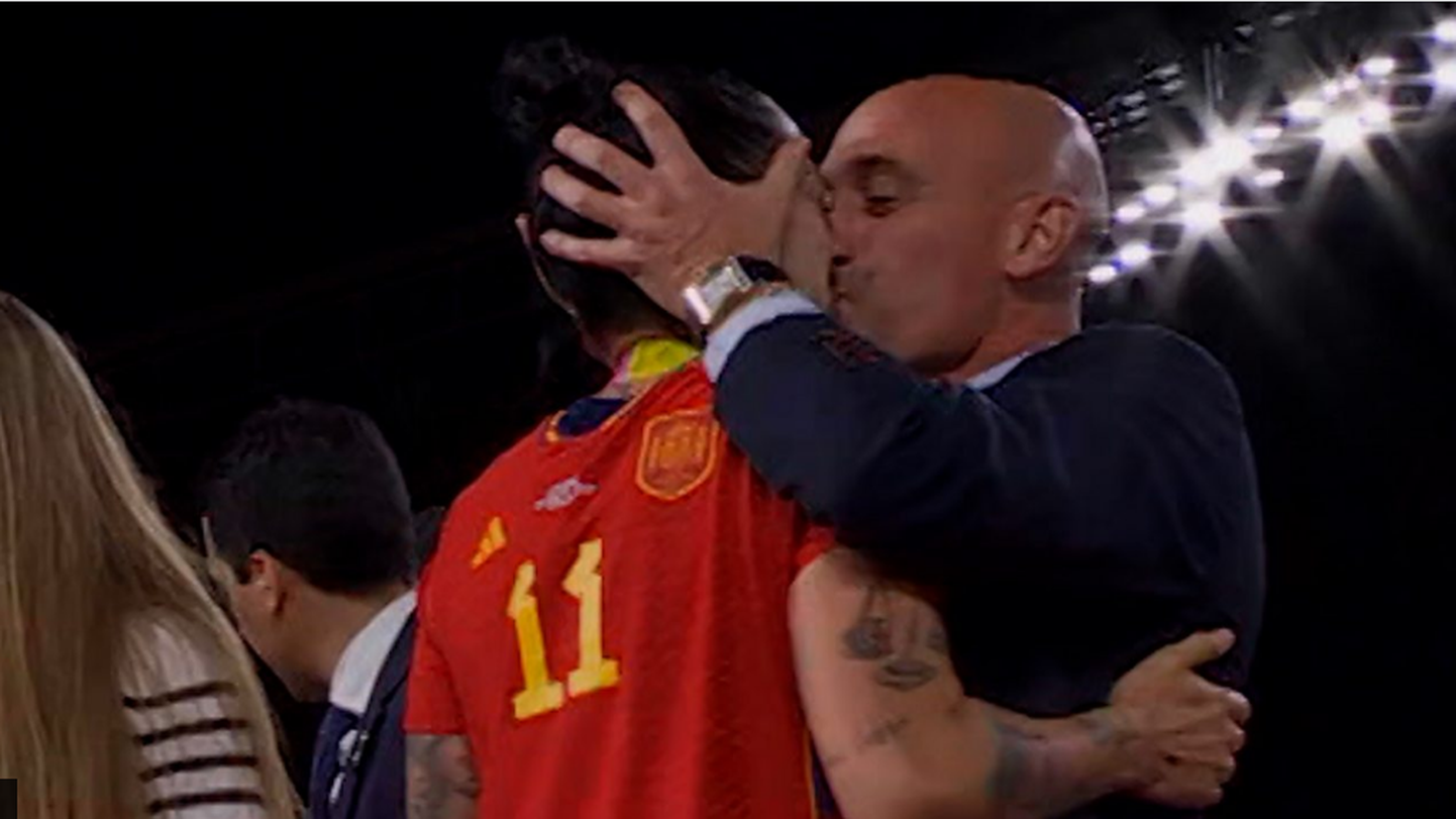 Испанскую футболистку Дженни Эрмосо поцеловал в губы президент Федерации футбола Испании Луис Рубиалес