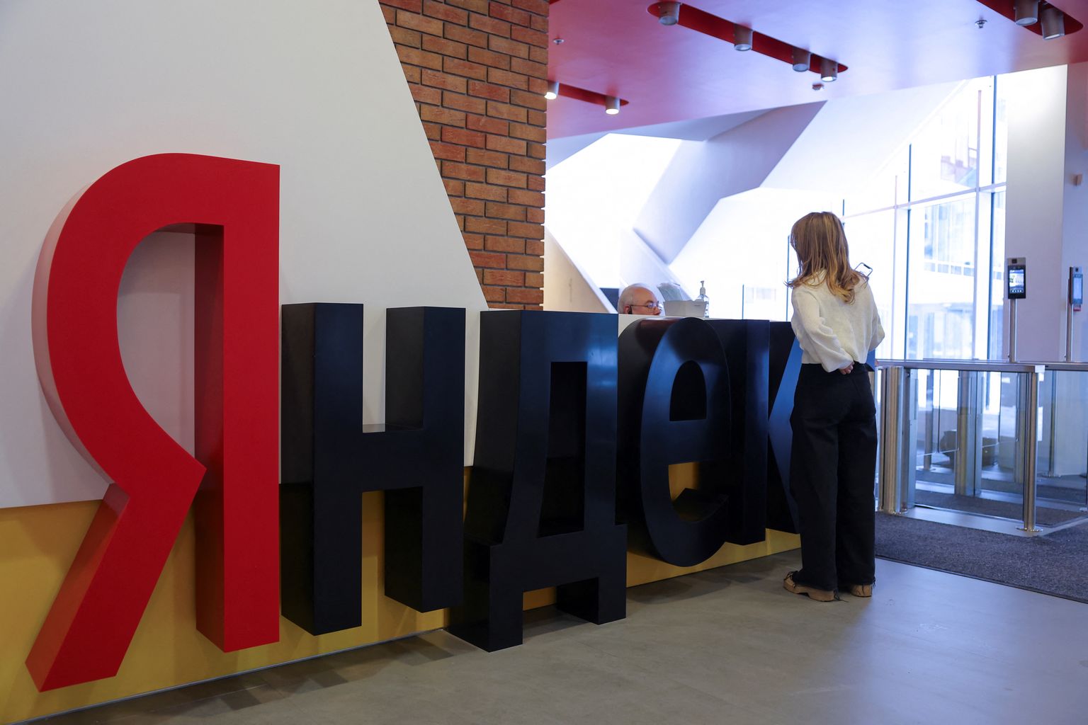 Naine vestlemas administraatoriga Yandexi valvelauas Moskvas.