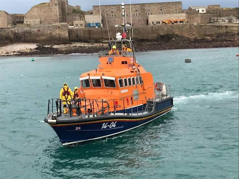 Briti Guernsey saare vetelpäästelaev otsib kadunud Malibu Piper lennukit La Manche'i väinast