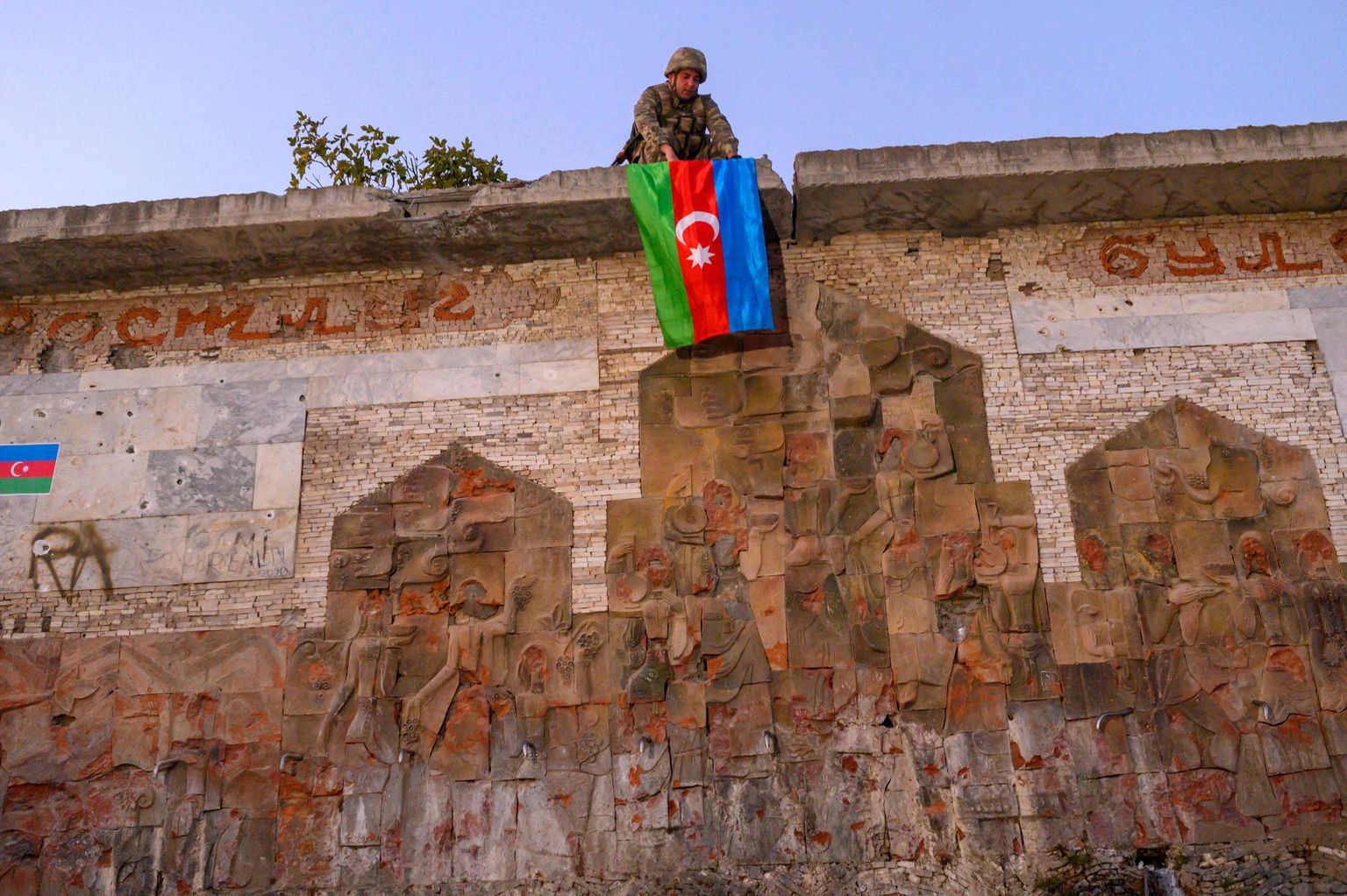 Aserbaidžaani sõdur pani eelmise kuu keskel oma riigi lipu üles Cäbrayılis, linnas, mis oli viimased 27 aastat kontrollinud tunnustamata Artsahhi Vabariiki.
