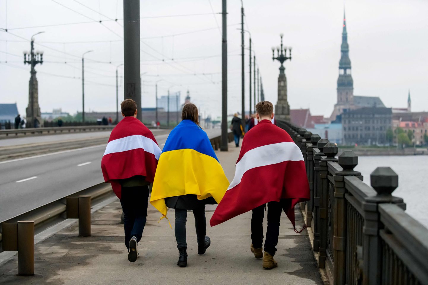 Inimesed Ukraina ja Läti lippudega Riias pärast meeleavaldust Nõukogude pärandist vabanemiseks.