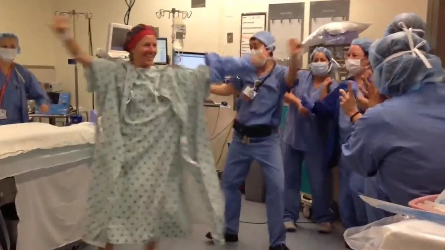Deborah Cohan enne rinnaeemaldusoperatsiooni arstidega tantsu vihtumas