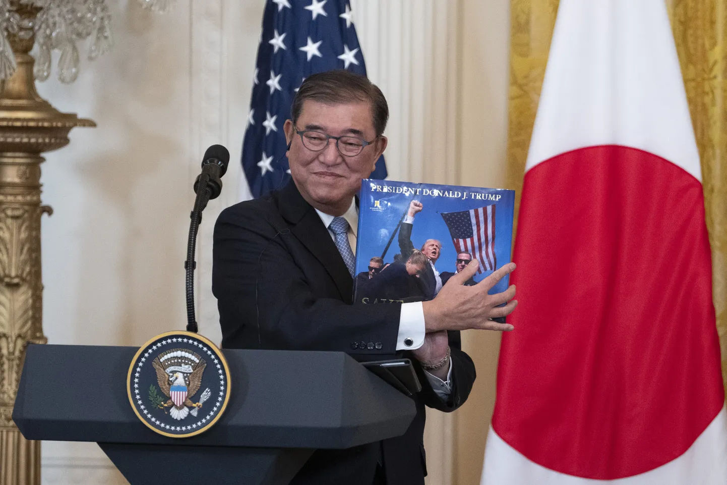 Jaapani peaminister Shigeru Ishiba näitab raamatut, mille Ameerika Ühendriikide president Donald J. Trump talle Washingtonis Valges Majas 7. veebruaril 2025 pressikonverentsil kinkis.