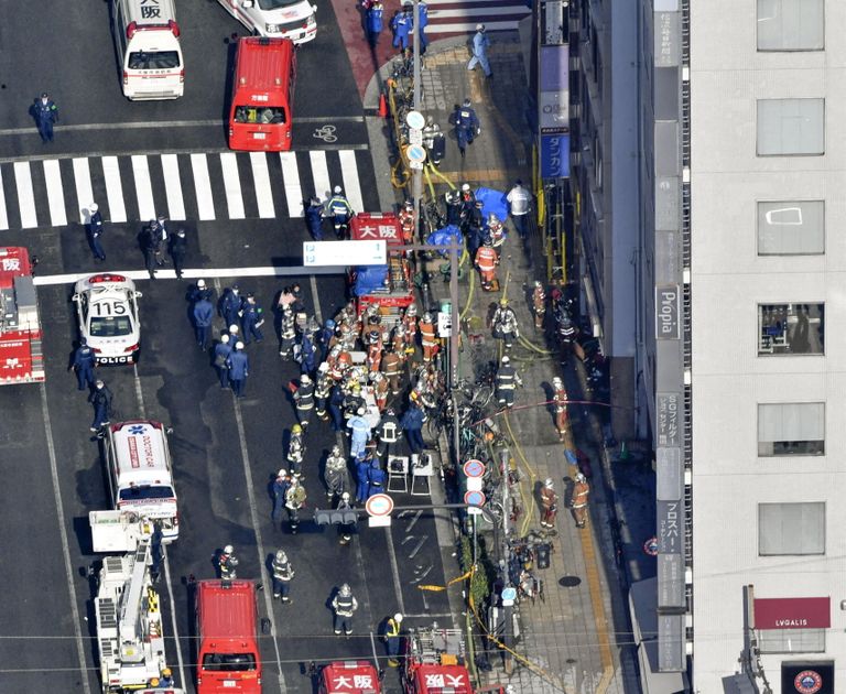 Tuletõrjujad, politseinikud ja parameedikud Jaapanis Osakas leekidesse lahvatanud maja juures