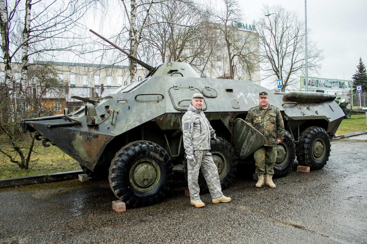 Valga militaarteemapargi soomukit BTR-80 tutvustasid teemapargi juht Meelis Kivi (vasakul) ja relvur Raivo Rüütel.