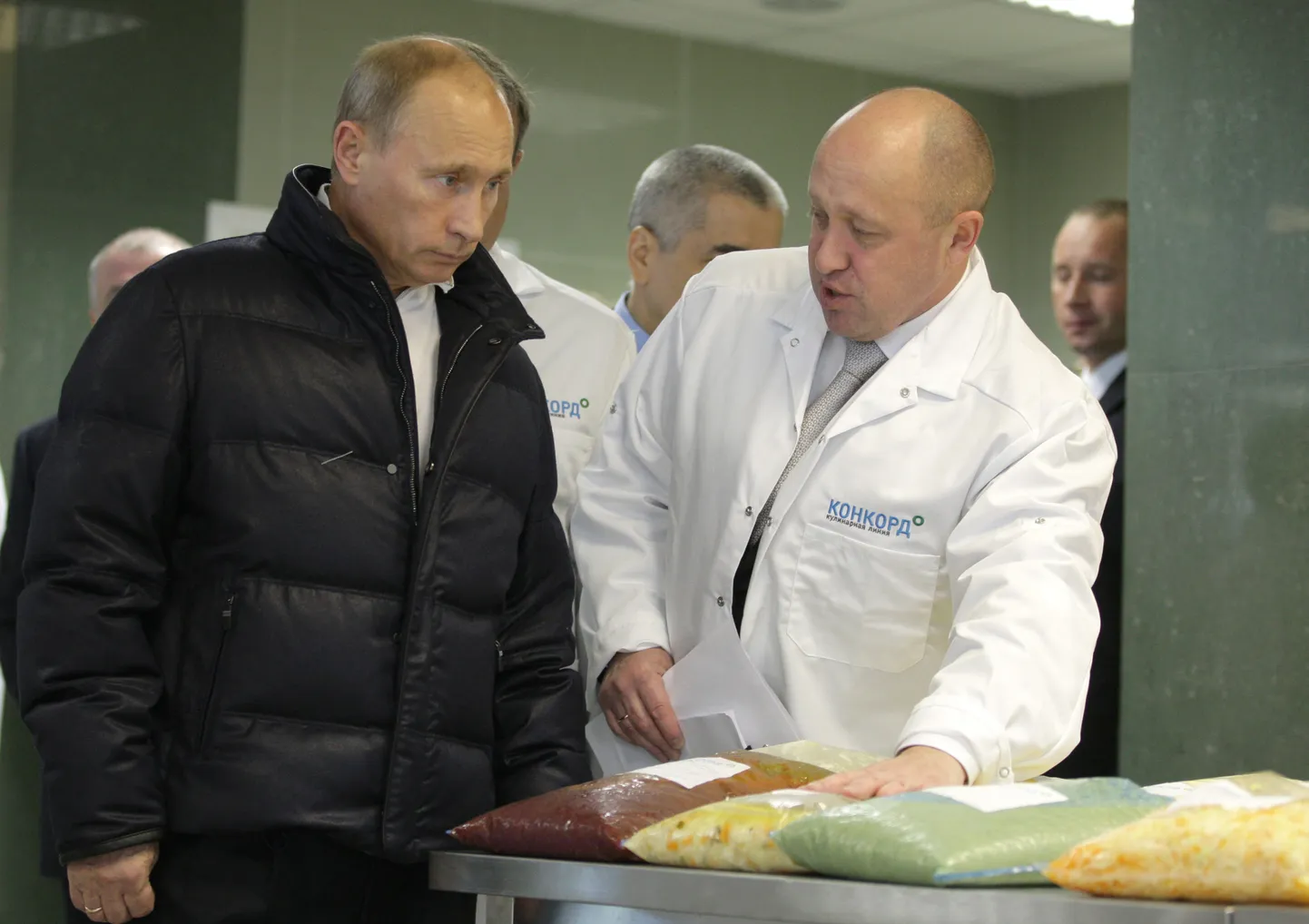 KOHE NÄHA, ET VANAD SÕBRAD: Septembris 2010 näitas “Putini kokk” toonasele peaministrile Vladimir Putinile uut tööstushoonet, kus Concorde valmistas poolfabrikaate koolidele. Täna võime selle loo kokku võtta nii: kui mooramaamees on oma töö teinud, siis mooramaamees võib minna. See on nii Venemaa moodi.