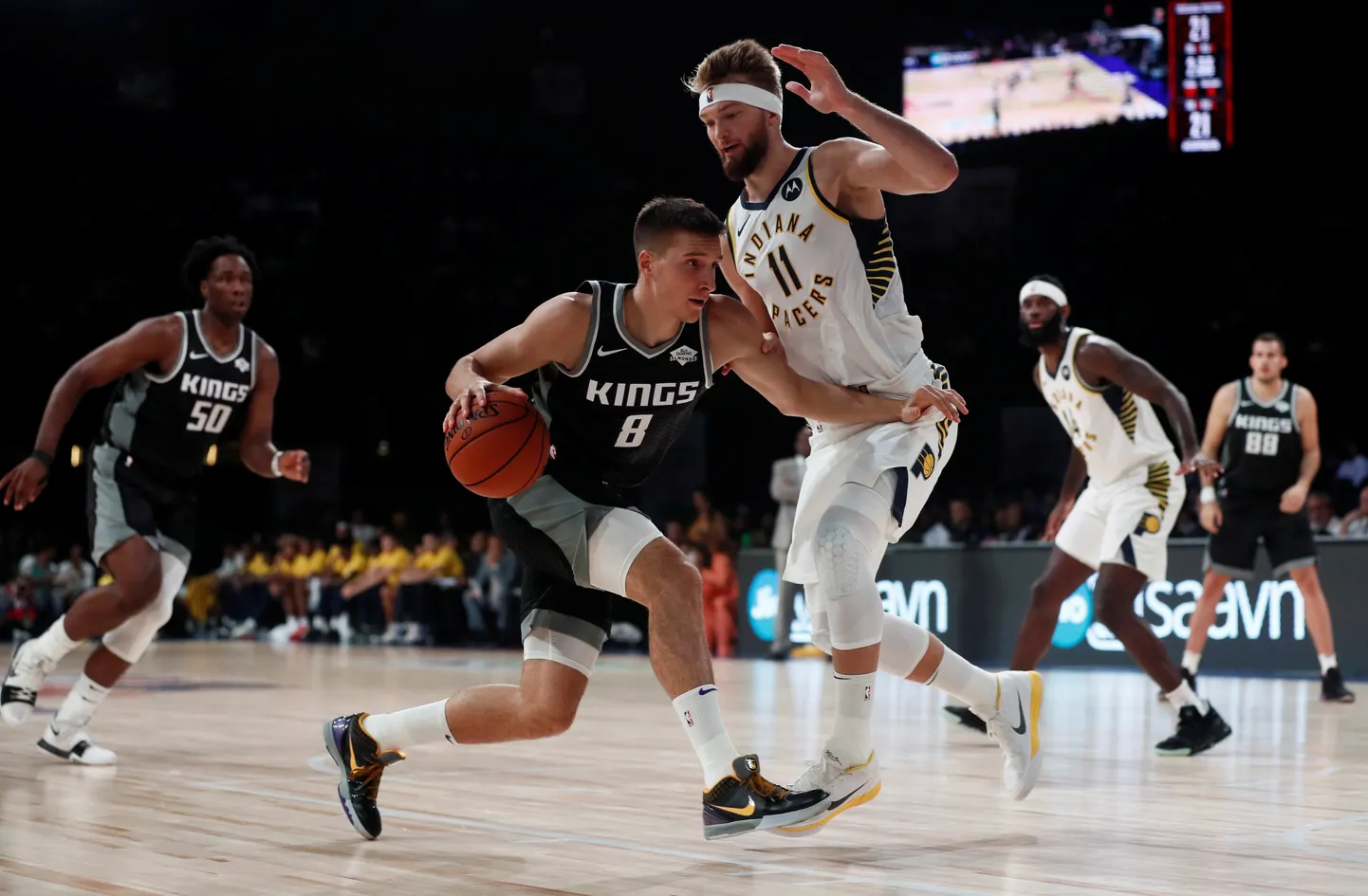Bogdan Bogdanovic teeb kohe üks null ära Indiana Pacersis mängivale leedulasele Domantas Sabonisele.