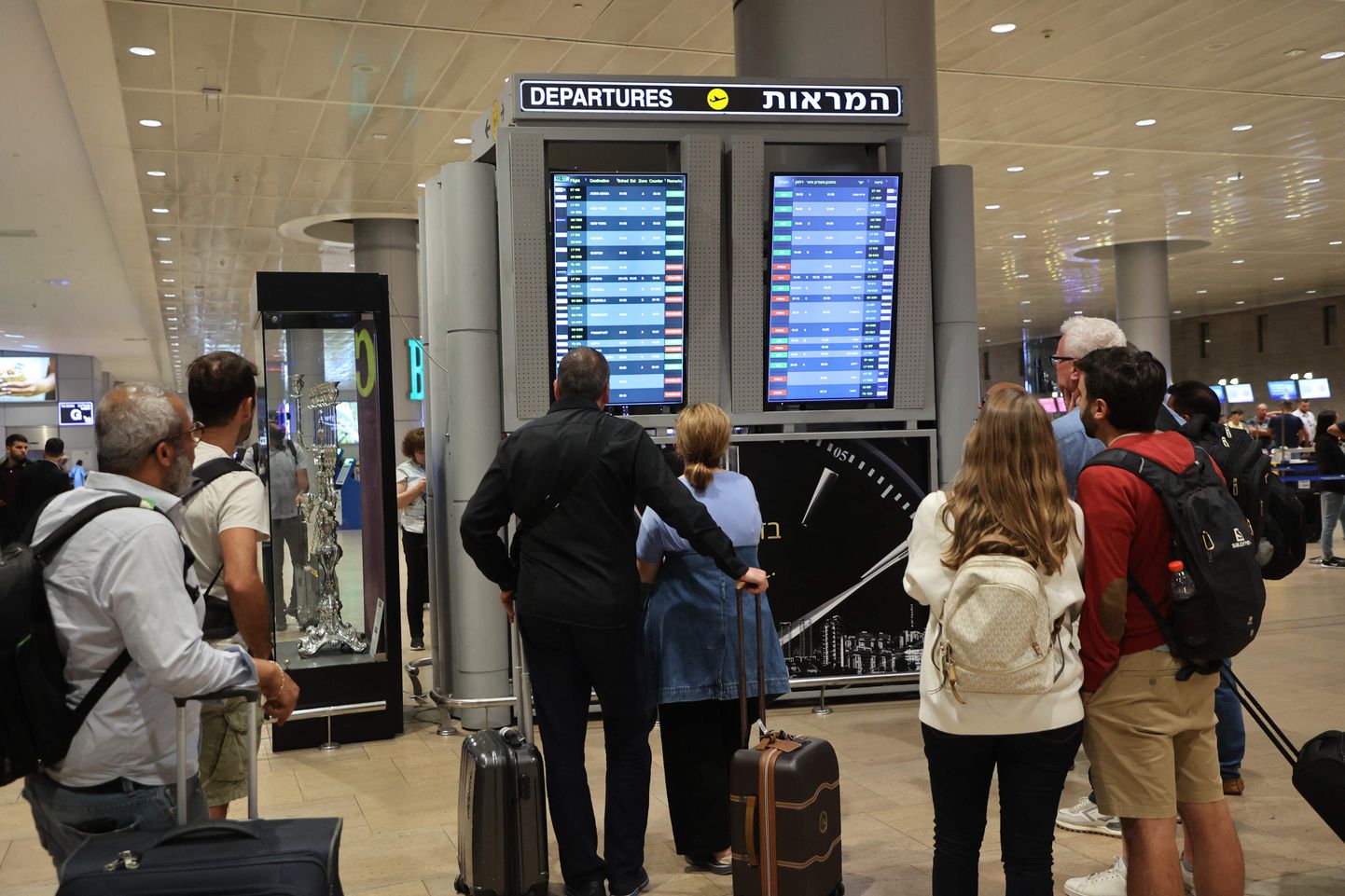 Lende on massiliselt tühistatud Tel Avivi lähedal asuvas Ben Gurioni lennujaamas Hamasi üllatusrünnakute tõttu.