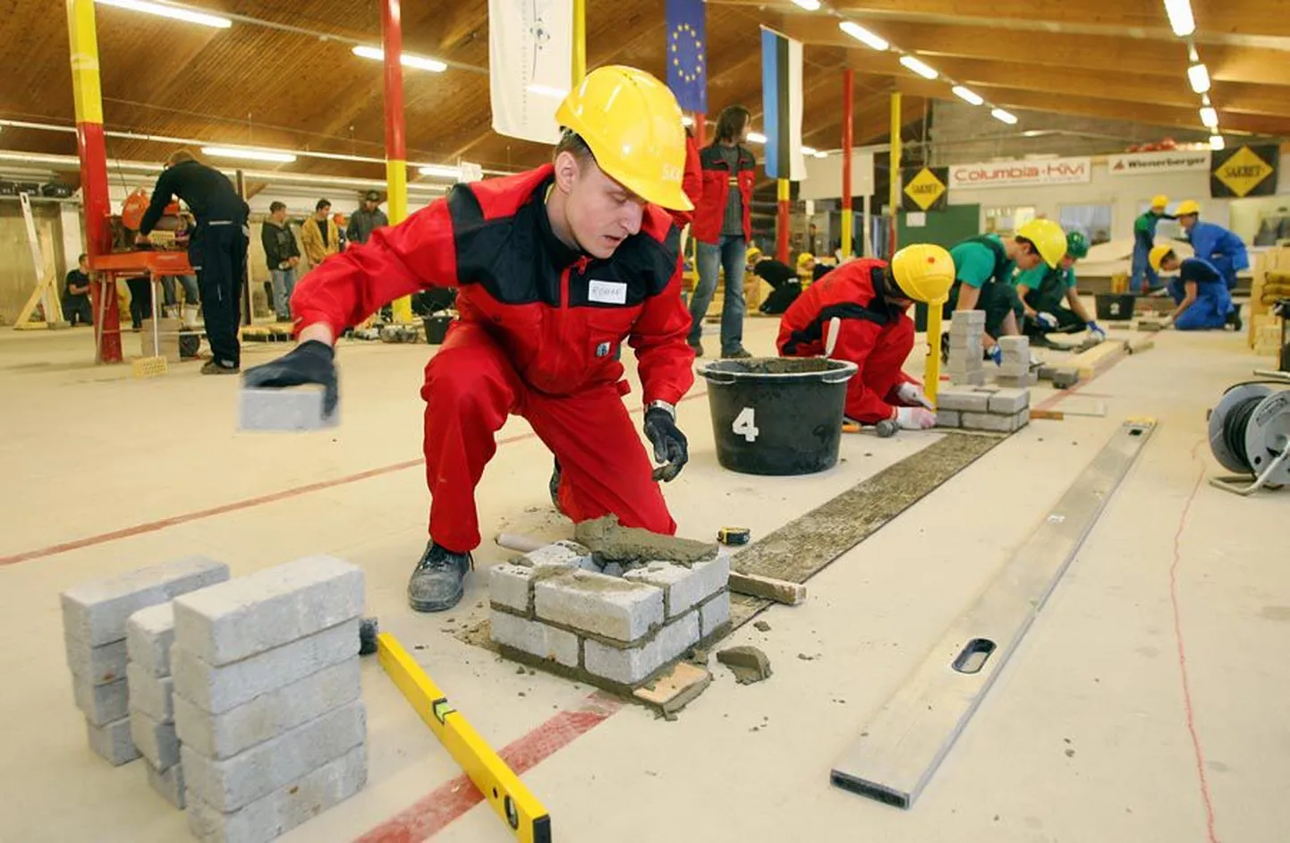 Kui mõni aasta tagasi võistlesid «Jõulukellul» üksnes Viljandi ühendatud kutsekeskkooli ehituserialade õpilased, siis nüüdseks on võistlus kasvanud üle-eestiliseks. Esiplaanil laob aiaposti Sillamäe kutsekooli õpilane Roman Ivanov.