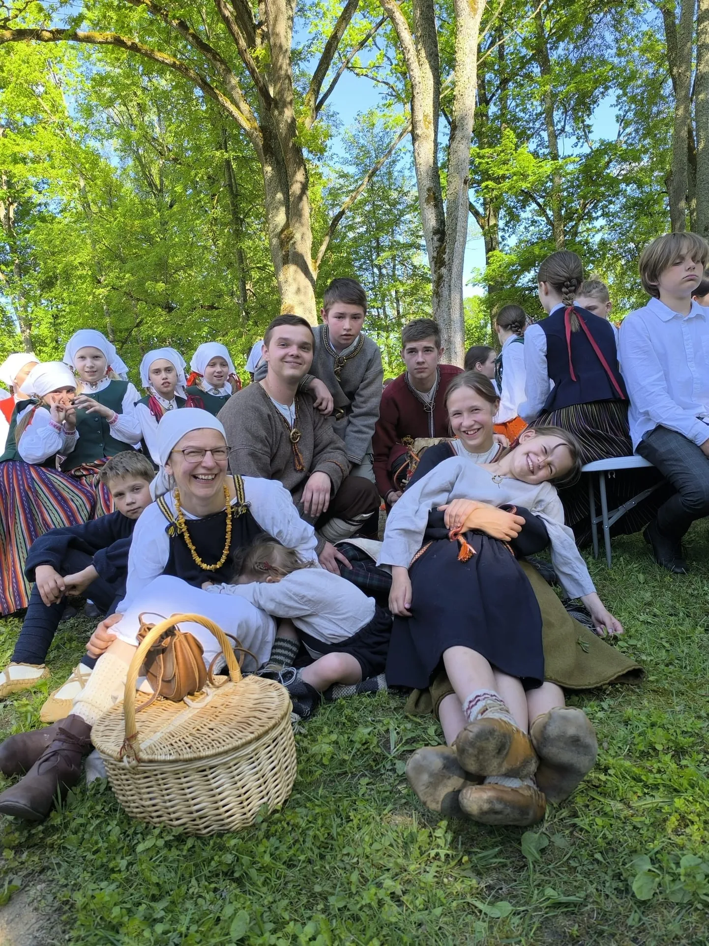 Lēdurgas kultūras nama folkloras kopa "Putni" festivāla "Pulkā eimu, pulkā teku" 40. gadskārtā, kura 18. un 19. maijā norisinājās Jēkabpils novada Zasā.