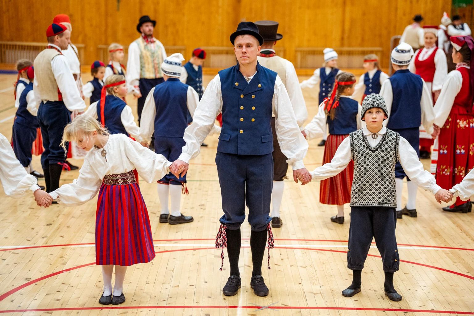 Ligemale 750 tantsijat osales esmaspäeval Pärnu Mai koolis 13. noorte tantsupeo “Sillad” eelproovis. Pildil pererühmad.