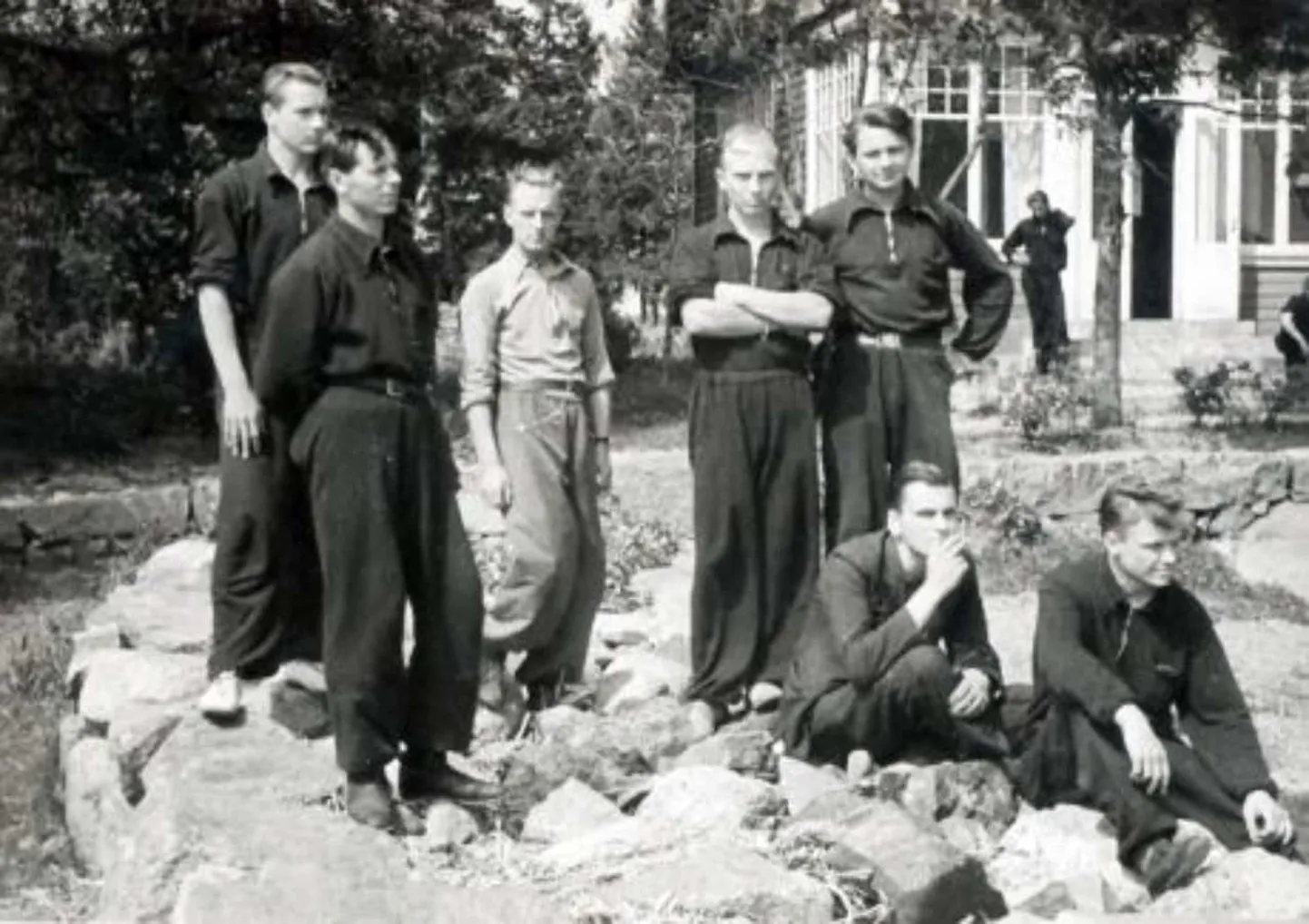Tsiviilriietes Erna grupi liikmed 1941. aastal Staffanil väljaõppel.