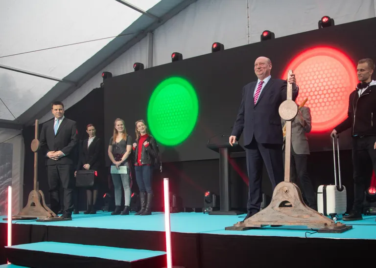 Nurgakivi asetamisel ei puudunud ka show-element. Laval Henrik Hololei ja Jüri Ratas koos reisijatega.