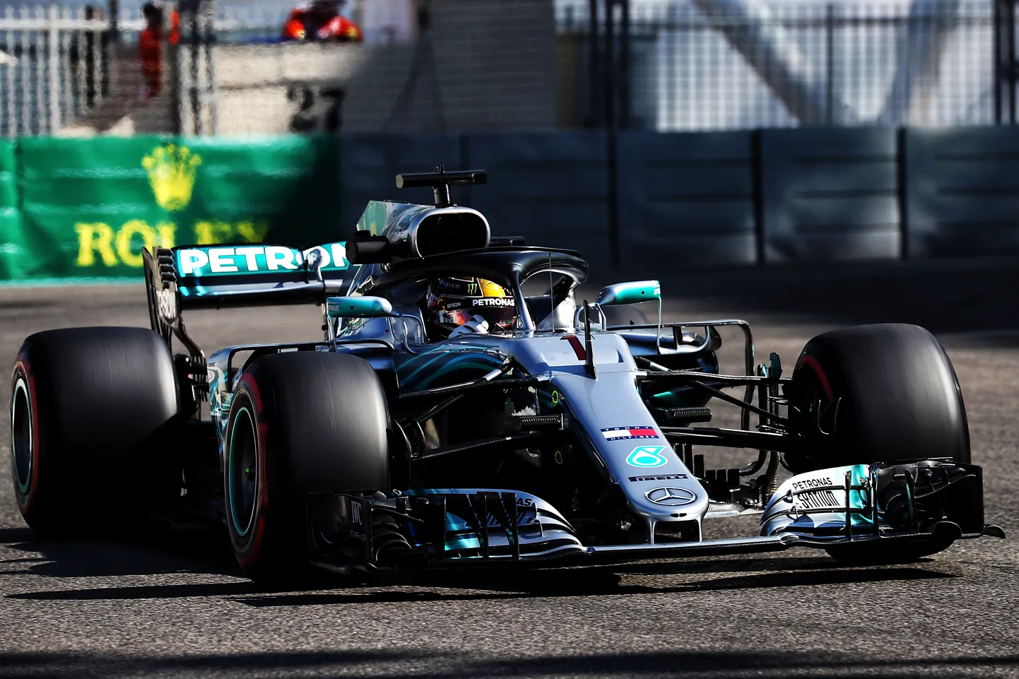 Lewis Hamiltoni vormelit kaunistab Abu Dhabis number 1.