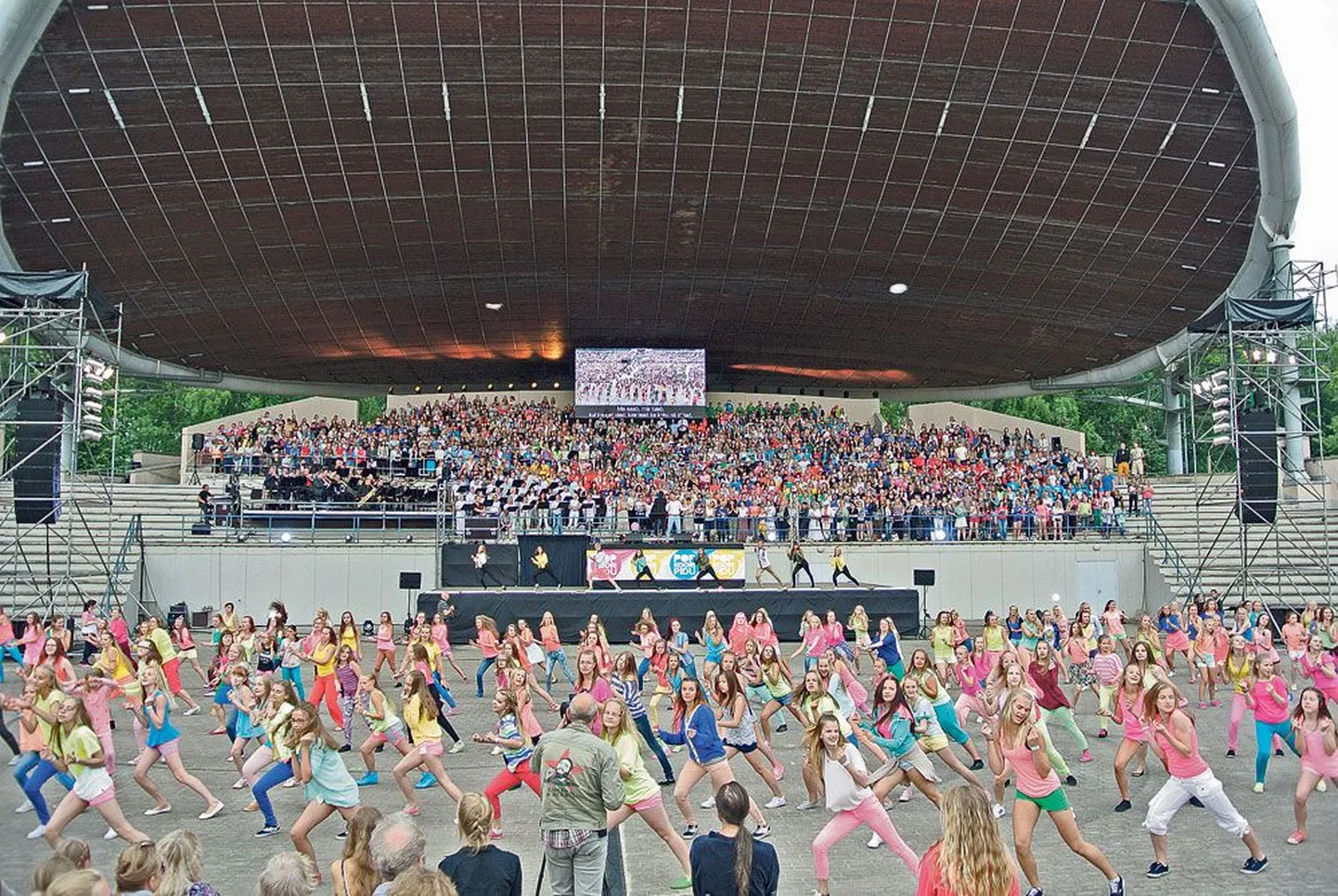 Võrreldes Tartu kahe eelmise popkooripeoga tegi eeskava hoogsamaks ja värvikirevamaks umbes 500 tantsija osalus.