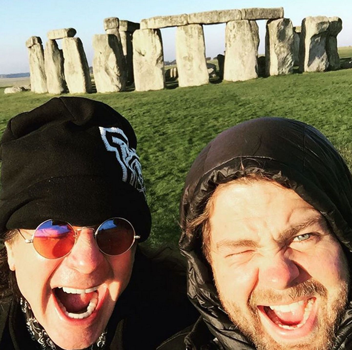 Ozzy ja Jack Osbourne Stonehenge'i juures