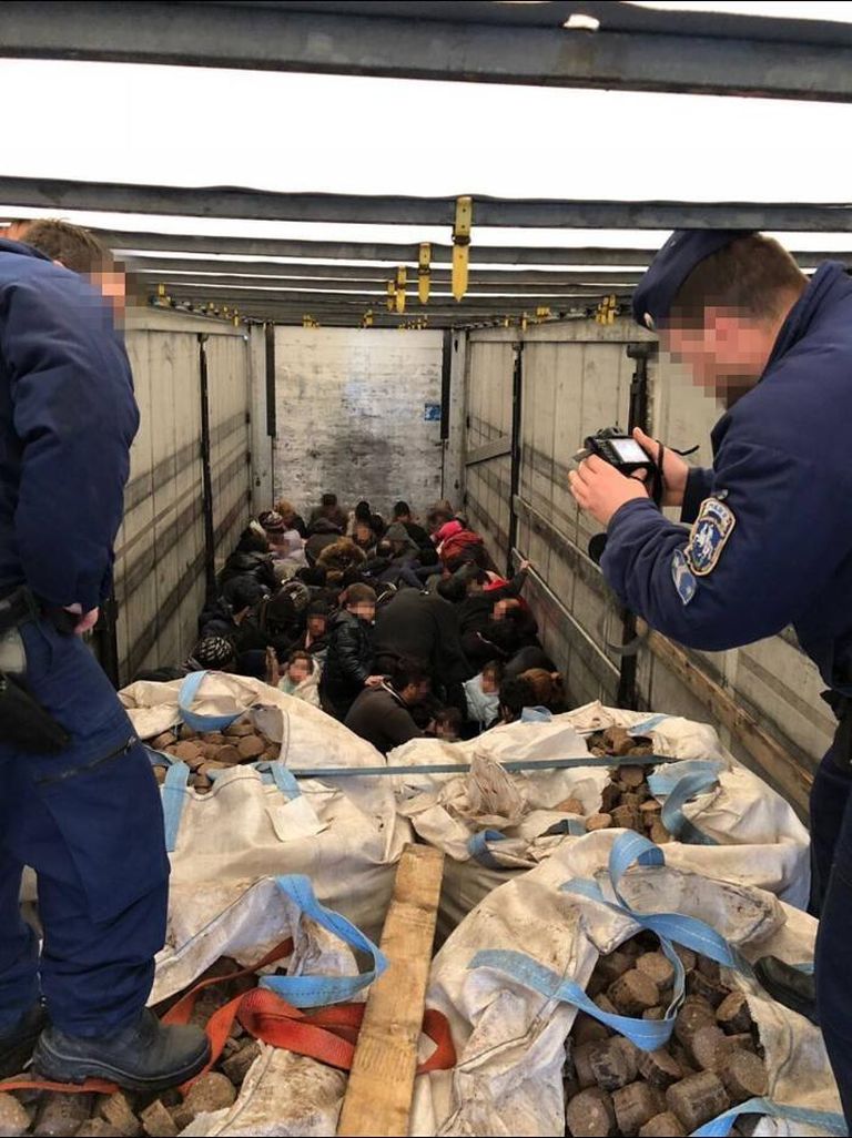 Именно так в Венгрии и других странах перевозят нелегалов, прячущихся в грузовиках.