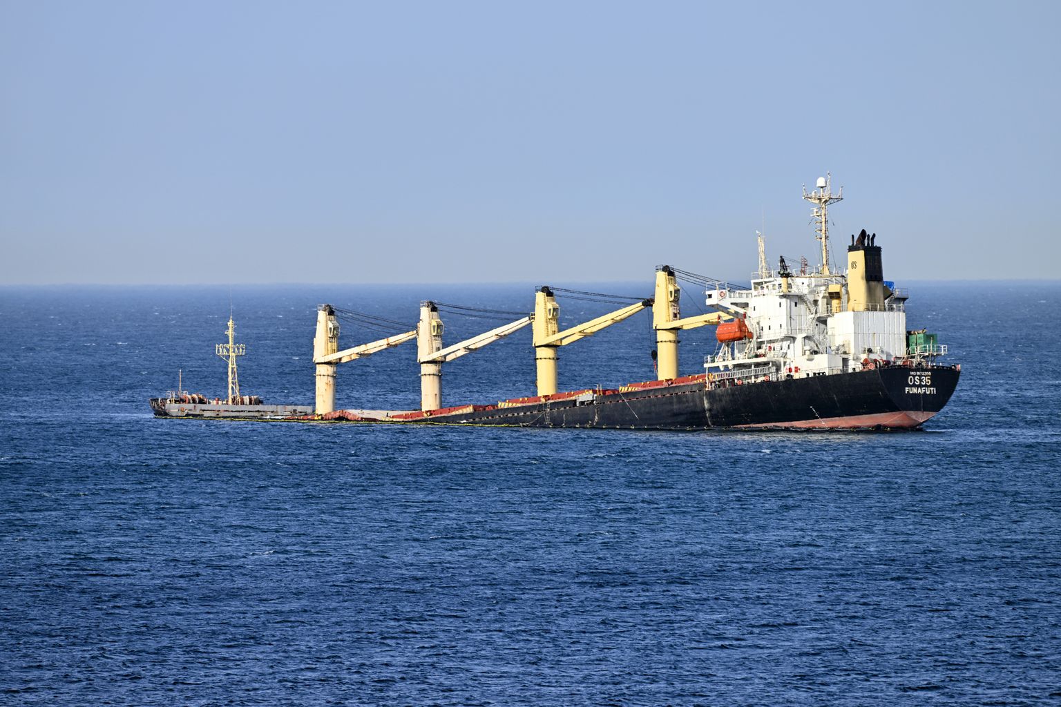 Kaubalaev OS 35 sai esmaspäeval kokkupõrkes LNG tankeriga vigastada ning on nüüd pooleks murdumas