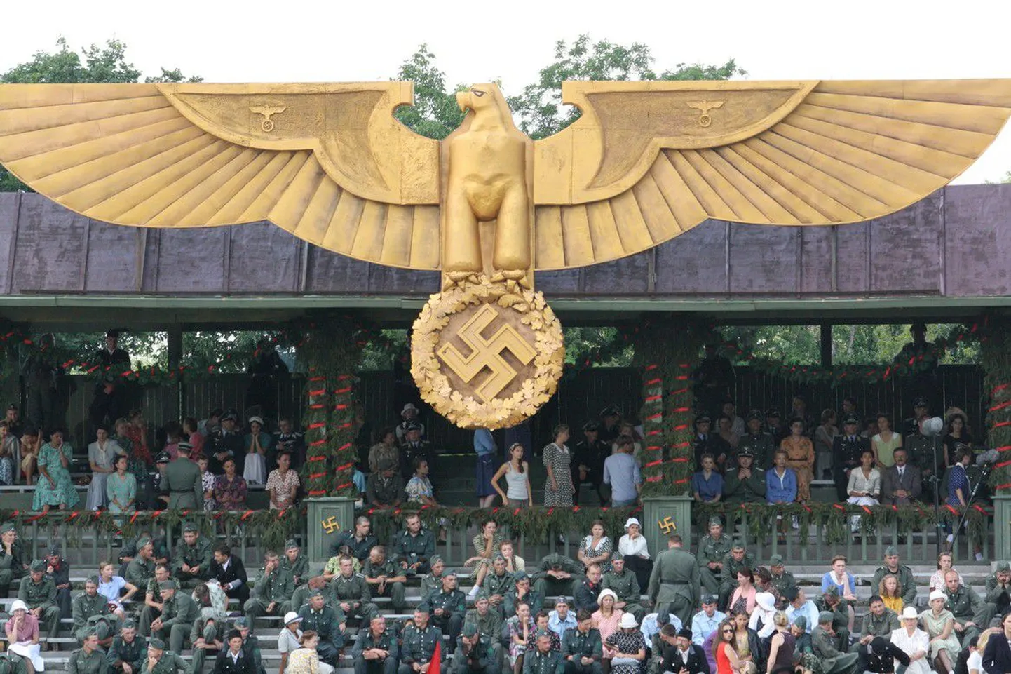 1942 год. Над киевским стадионом «Старт» раскинул крылья зловещий