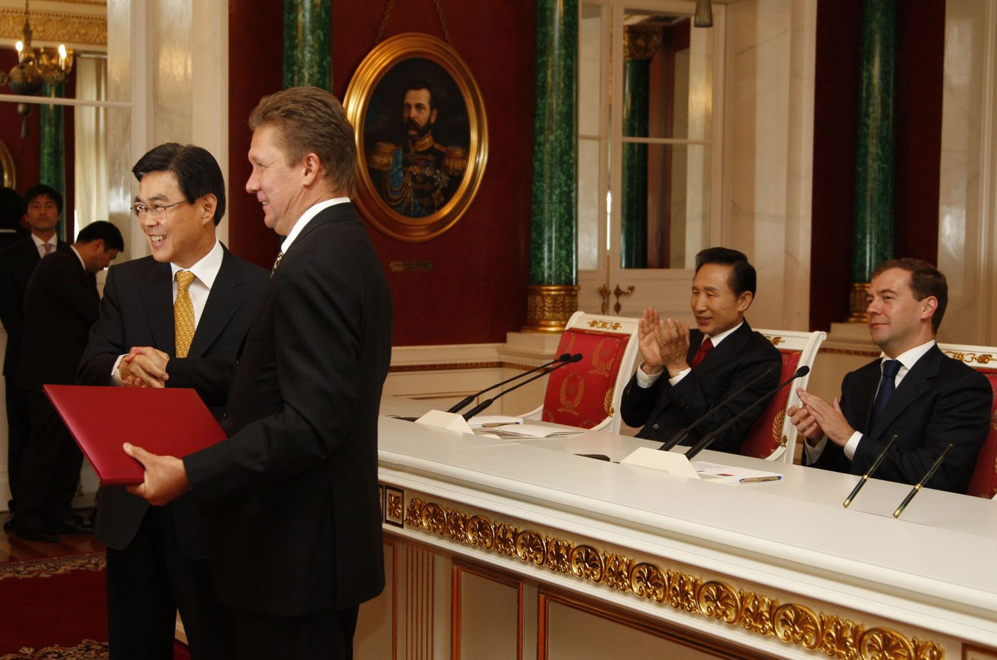 Lõuna-Korea president Lee Myung Bak ja Vene president Dmitri Medvedev (istuvad) ning Gazpromi tegevjuht Aleksei Miller (vasakult teine) 2008. aastal Kremlis.