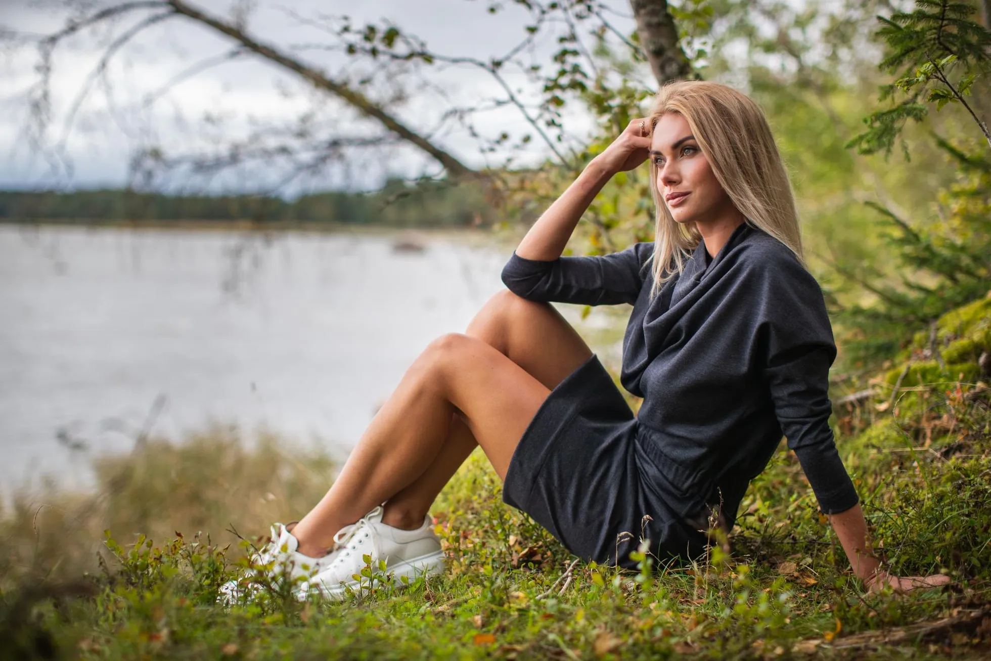 Eesti loodus on mänginud suurt rolli Saskia Alusalu elumuutuses. Ta on käinud rabamatkadel ja lihtsalt metsas istumas. Looduse mõjul hakkas ta sügavamalt endasse vaatama. FOTO: