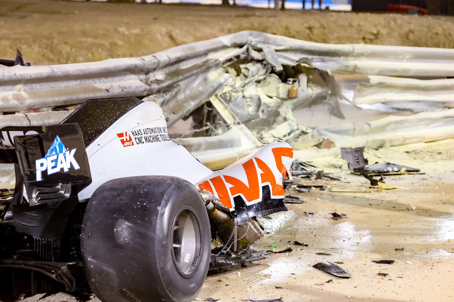 Pühapäevasel F1 GP etapil Bahreinis  kihutas Haasi tiimi piloot Romain Grosjean vastu piirdeid, tema auto läks sisuliselt pooleks ja süttis põlema.