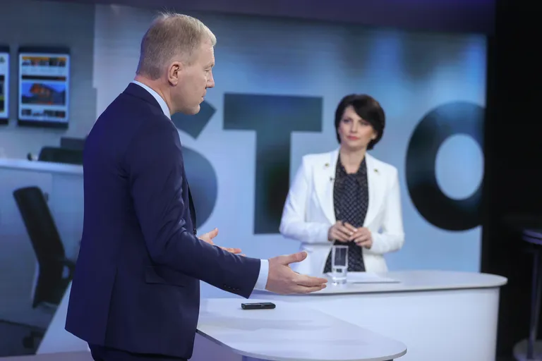 Студия Postimees: станет ли Навальный разменной фигурой в дипломатических играх? / Одежда ведущей: Tallinna Kaubamaja / Pinko ​