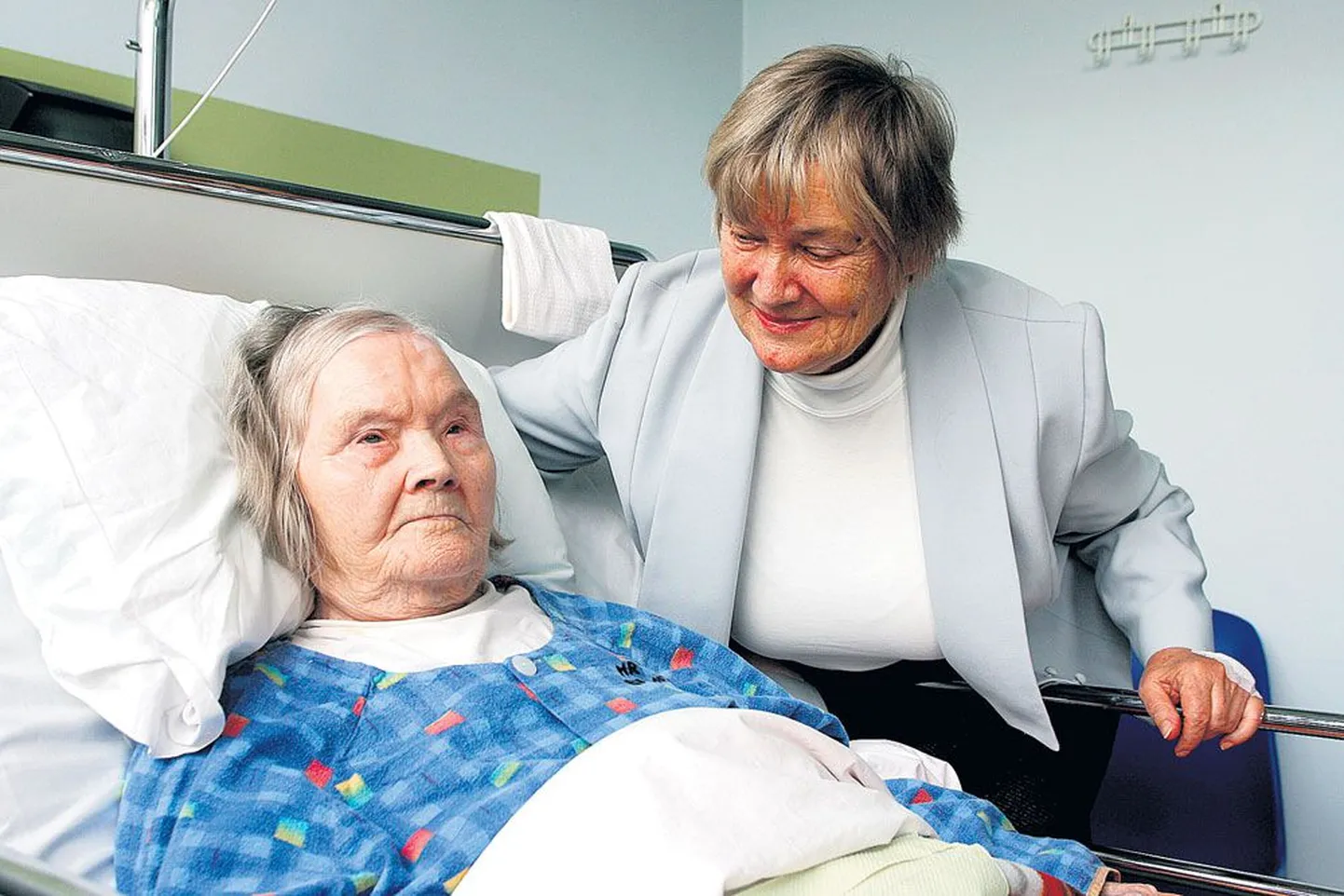 105-aastane Alla Kaljula veedab oma aega kliinikumi taastusravikliiniku õendushooldusosakonnas, tütar Helju-Viivi Kaljula toimetab iga päev ta ümber, hoiab ema vaimu erksana ja treenib teda koos osakonna personaliga nii, nagu oskab.
