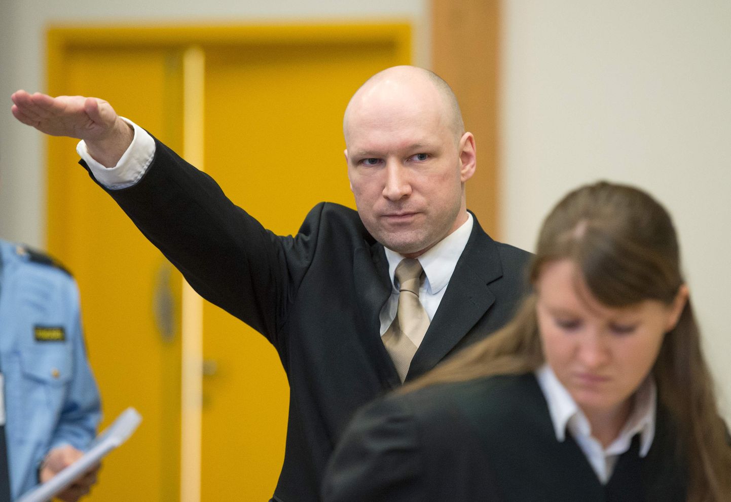 Norra massimõrvar Anders Behring Breivik Sieni vanglasse loodud ajutises kohtusaalis natsitervitust tegemas