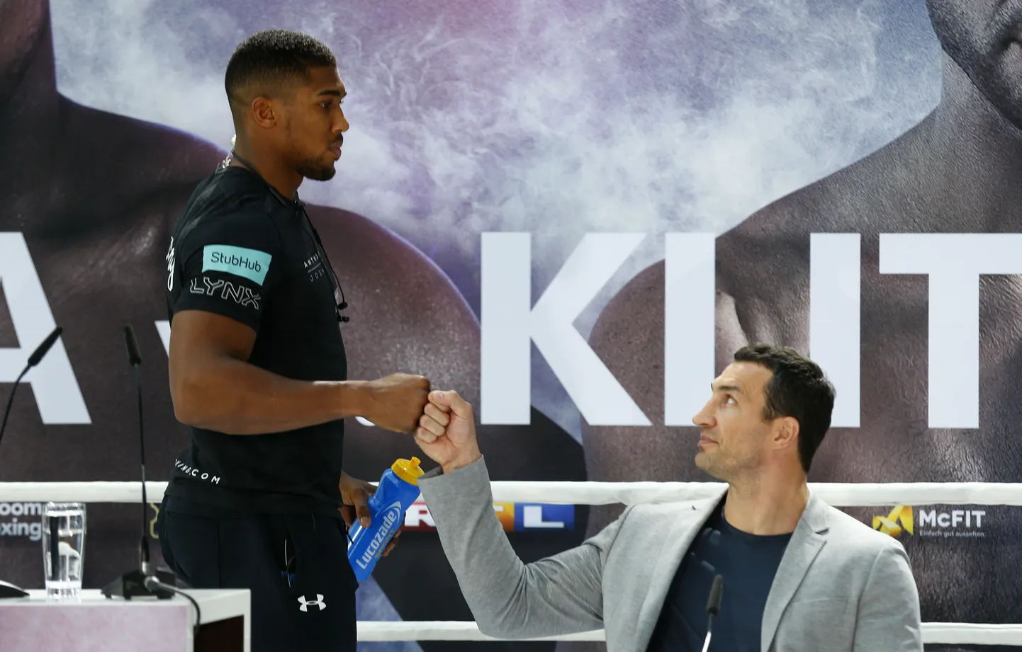 Anthony Joshua (vasakul) ja Vladimir Klitško ühisel pressikonverentsil.