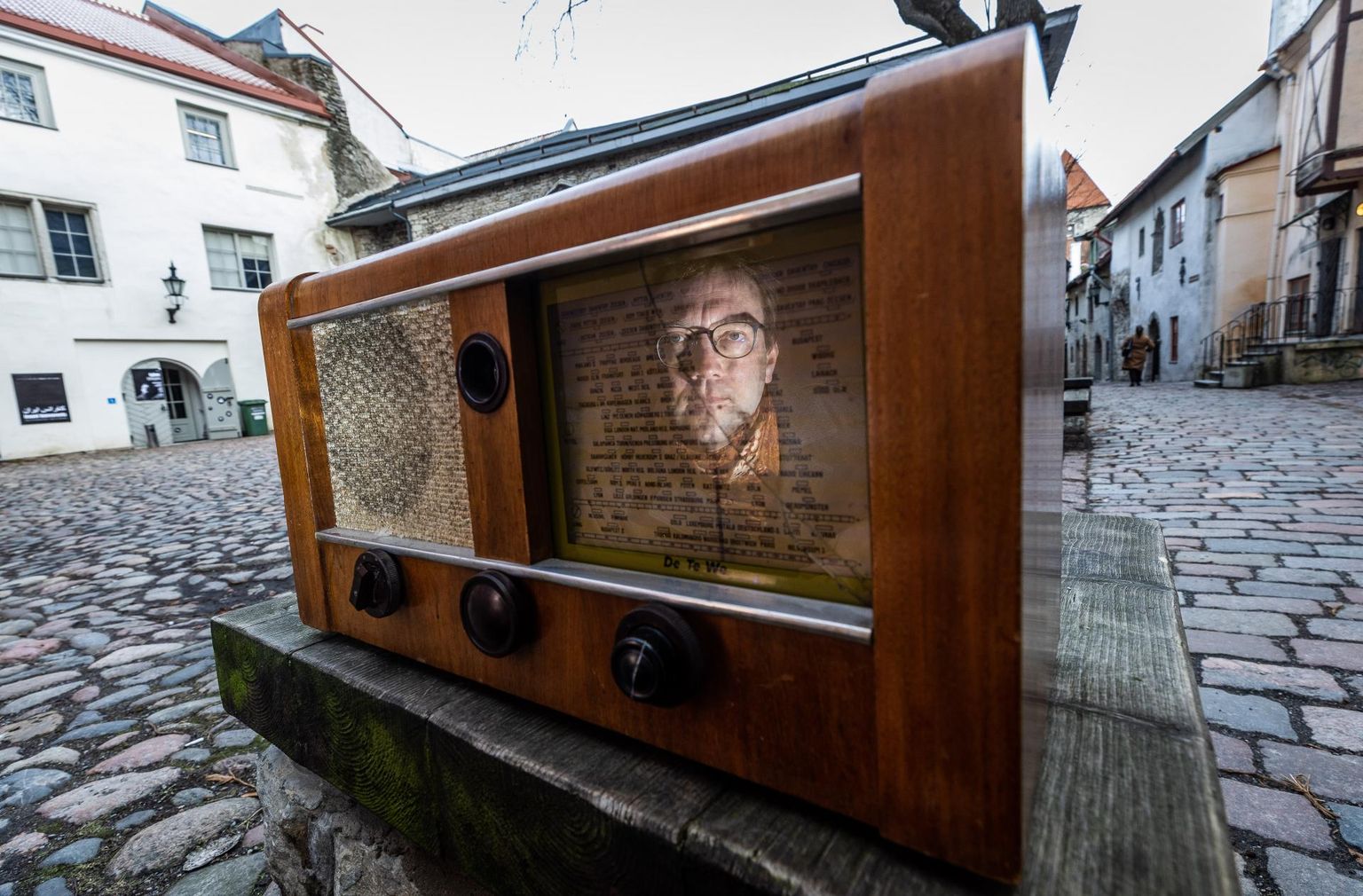 «Ööülikooli» looja ja toimetaja Jaan Tootsen oma vanas raadios Tallinna vanalinnas.
