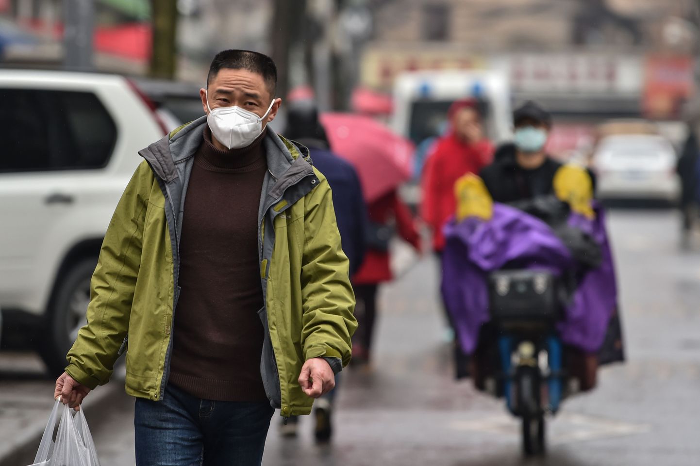 Viirusepuhangu tõttu maske kandvad inimesed puhangu epitsentris Wuhani linnas.