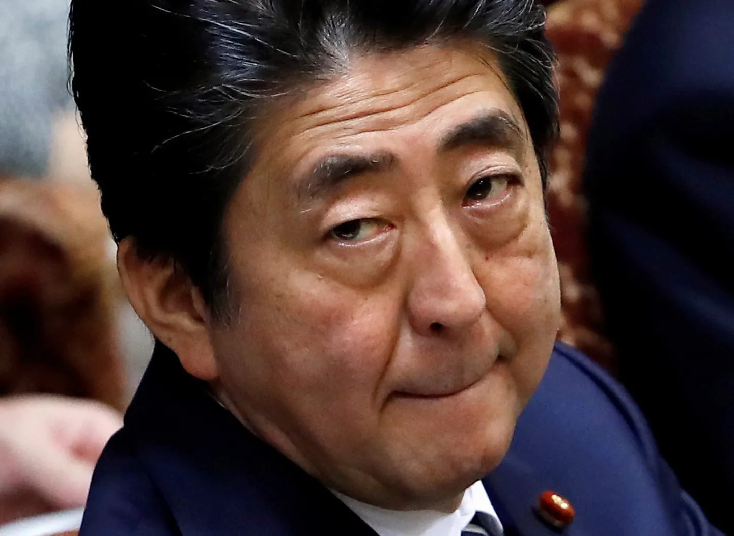 Jaapani peaministrit Shinzo Abet on räsinud süüdistused onupojapoliitikas.