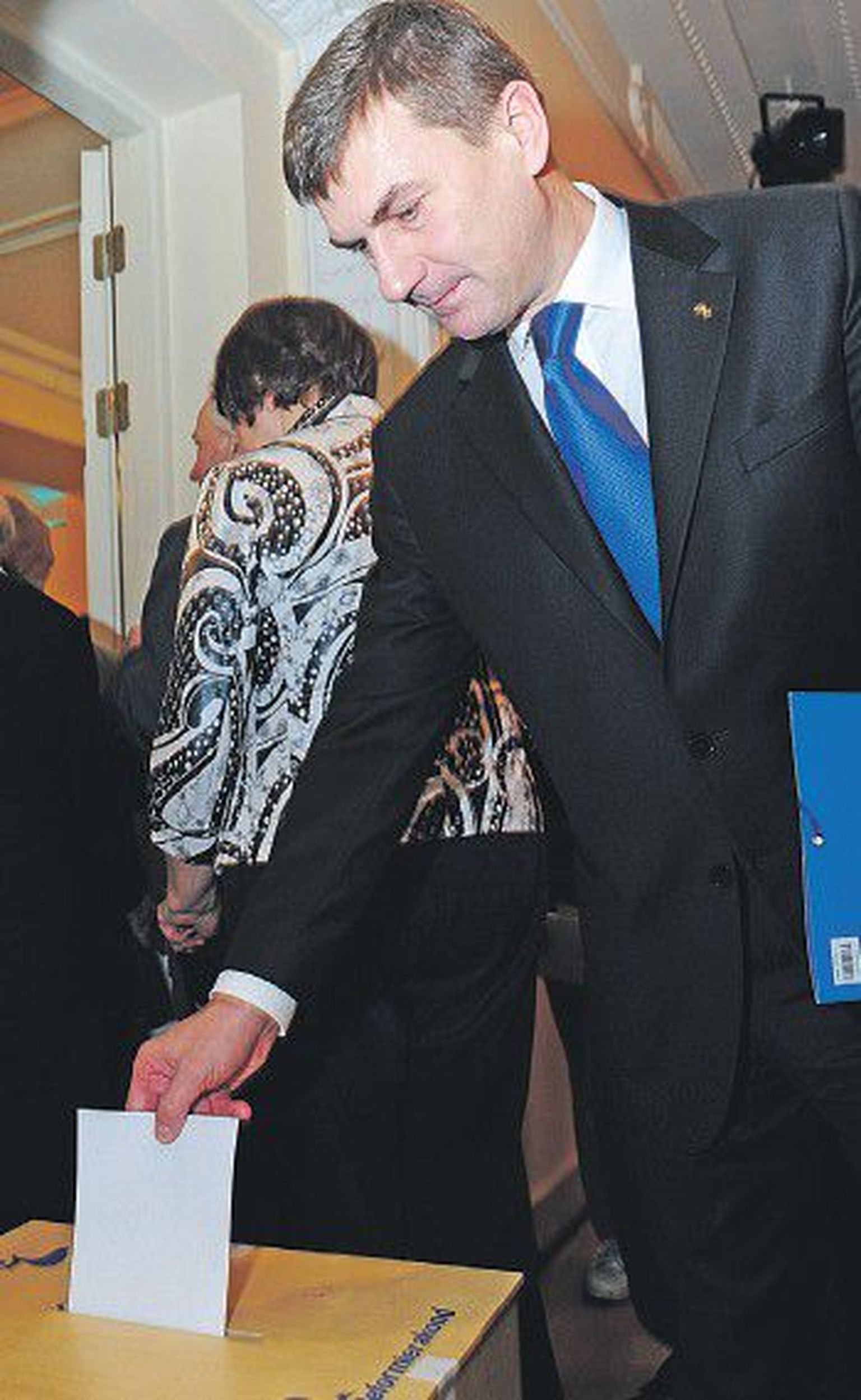 Премьер-министр Андрус Ансип был вновь избран председателем Партии реформ на съезде в субботу.
