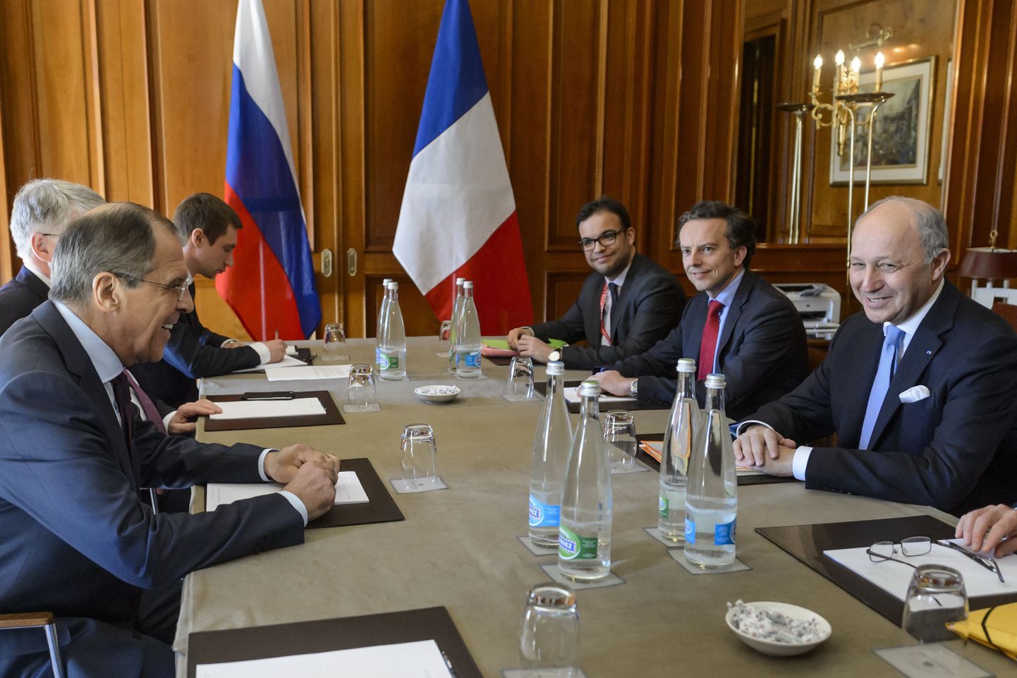 Prantsuse välisminister Laurent Fabius (paremal) kohtus koos oma delegatsiooniga tuumakõnelustel ka Venemaa ametivenna Sergei Lavroviga (vasakul).