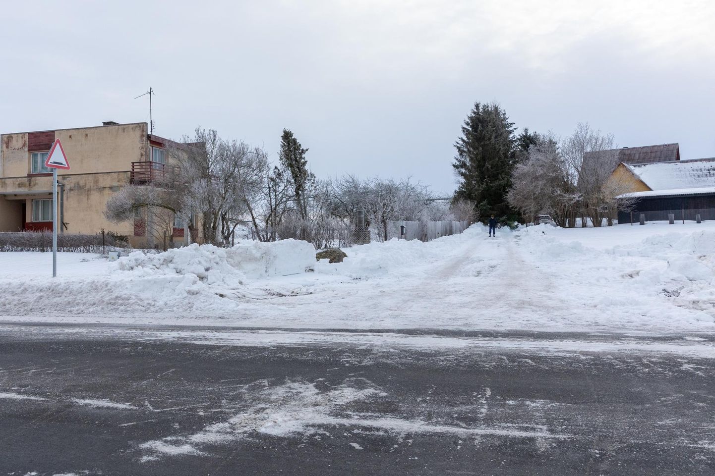 Pildi tegemise ajaks olid Ando Uusküla majani viivalt teelt vallid juba koristatud, kuid seda tegi majaomanik ise oma kulu ja kirjadega.