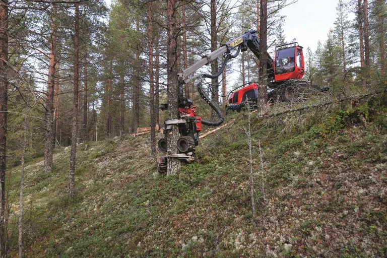 Komatsu 901XC 10- või 11meetrine nool ja hüdrauliline stabiilsussüsteem võimaldavad töötada väga ebatasasel pinnal.