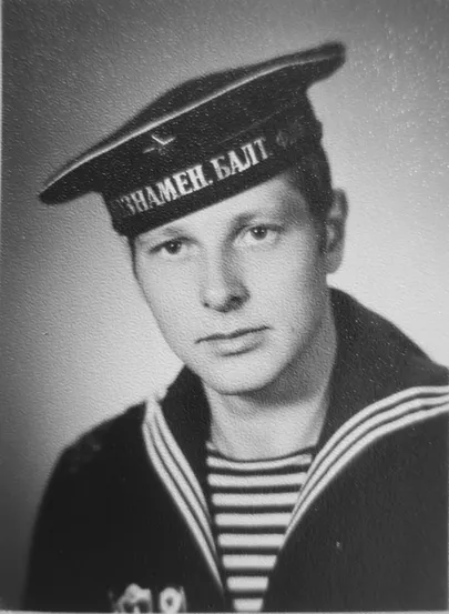 Kaks esimest aastat teenis Jüri Trei Maljutka tüüpi allveelaeval. Brigaadikomandör oli esimese järgu kapten Lev Žiltsov, kellele oli esimese Nõukogude aatomiallveelaeva katseretke juhtimise eest antud Nõukogude Liidu kangelase kuldtäht ja Lenini orden.