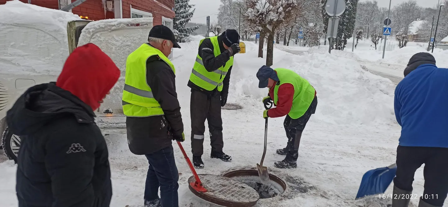 Suure-Jaani Halduse mehed püüavad viga välja selgitada trassidel kraane sulgedes.
