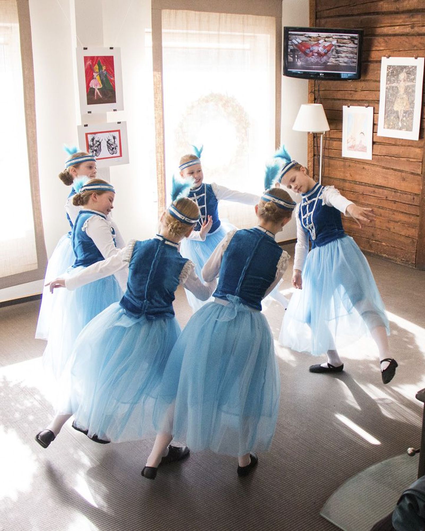 Kaurikooli balletilapsed esitasid näituse "Minu ballett" ning Rakveres ja Jõhvis toimuva balletifestivali avamisel masurka Pjotr Tšaikovski balletist "Luikede järv".