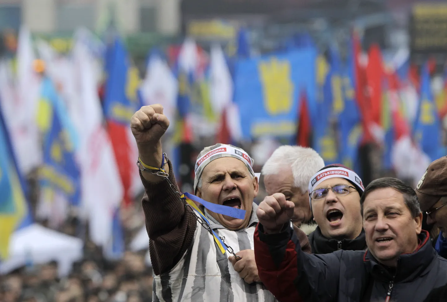 Киевская милиция подтвердила использование слезоточивого газа - в ответ на применение газа демонстрантами.