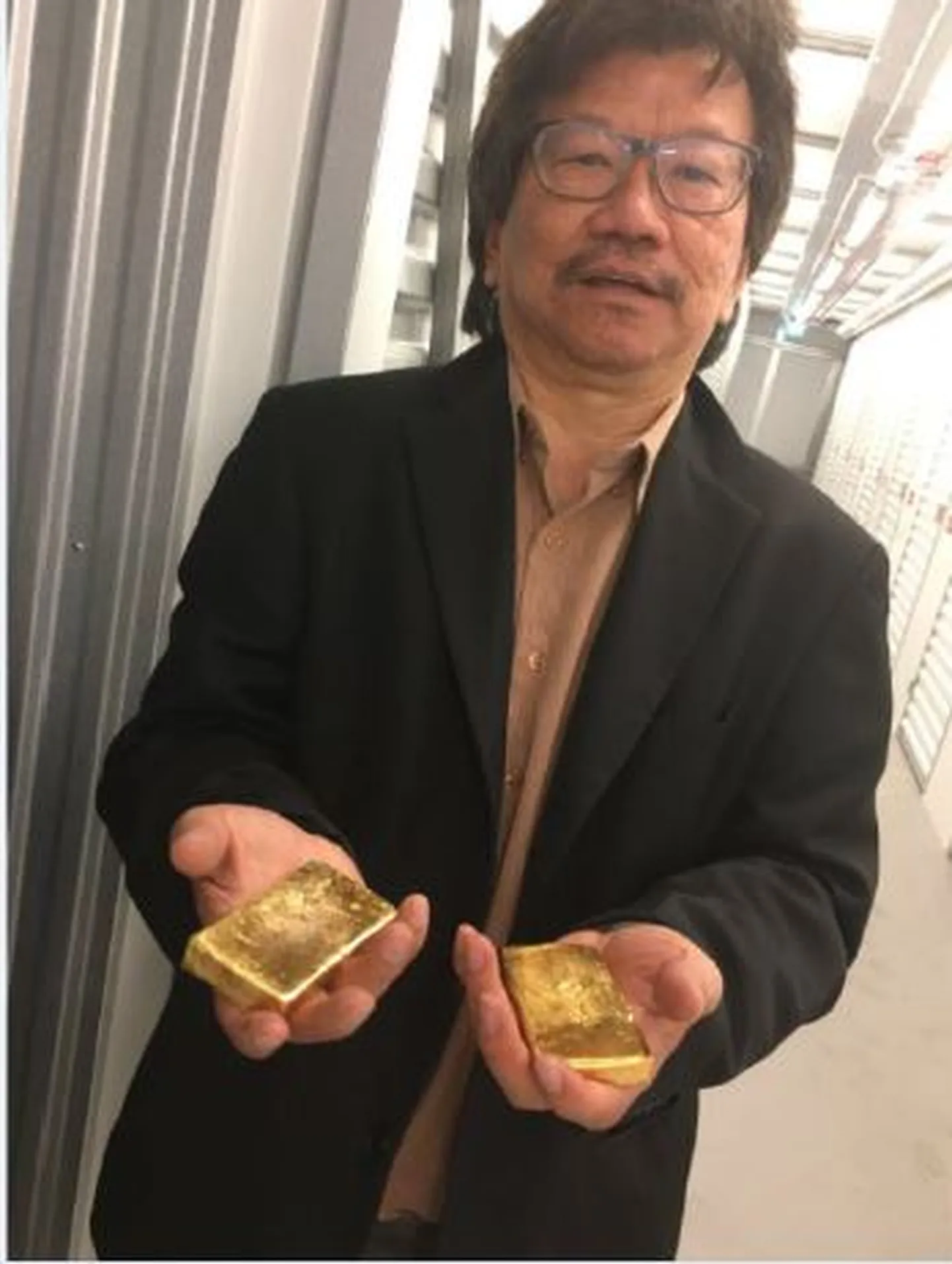 67-aastane Gilbert Khoo jäi Heathrow lennujaamas tollile vahele, kui üritas smugeldada Euroopast Ida-Aasiasse 5,7 miljoni naela väärtuses ohustatud beebiangerjaid.