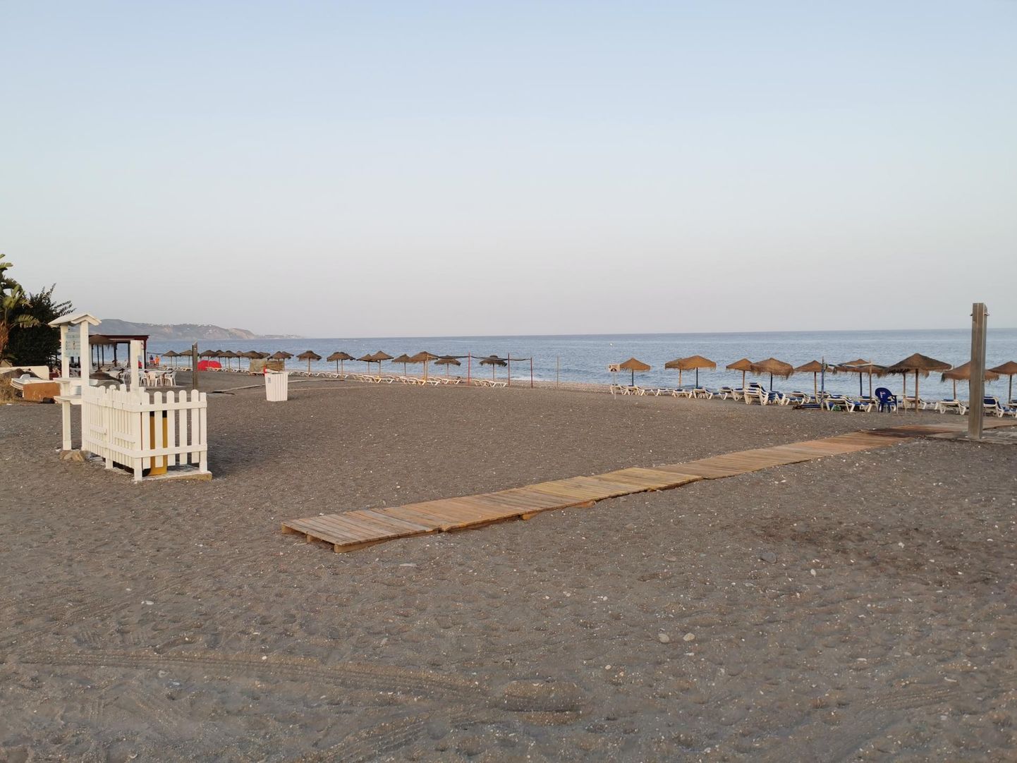 Средиземноморское побережье в Калета де Велес теплым июльским вечером было абсолютно безлюдным. Туристов нет, сами испанцы обычно отдыхают в августе.