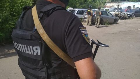 Granaadiga relvastatud mees võttis Ukrainas pantvangi politseiülema