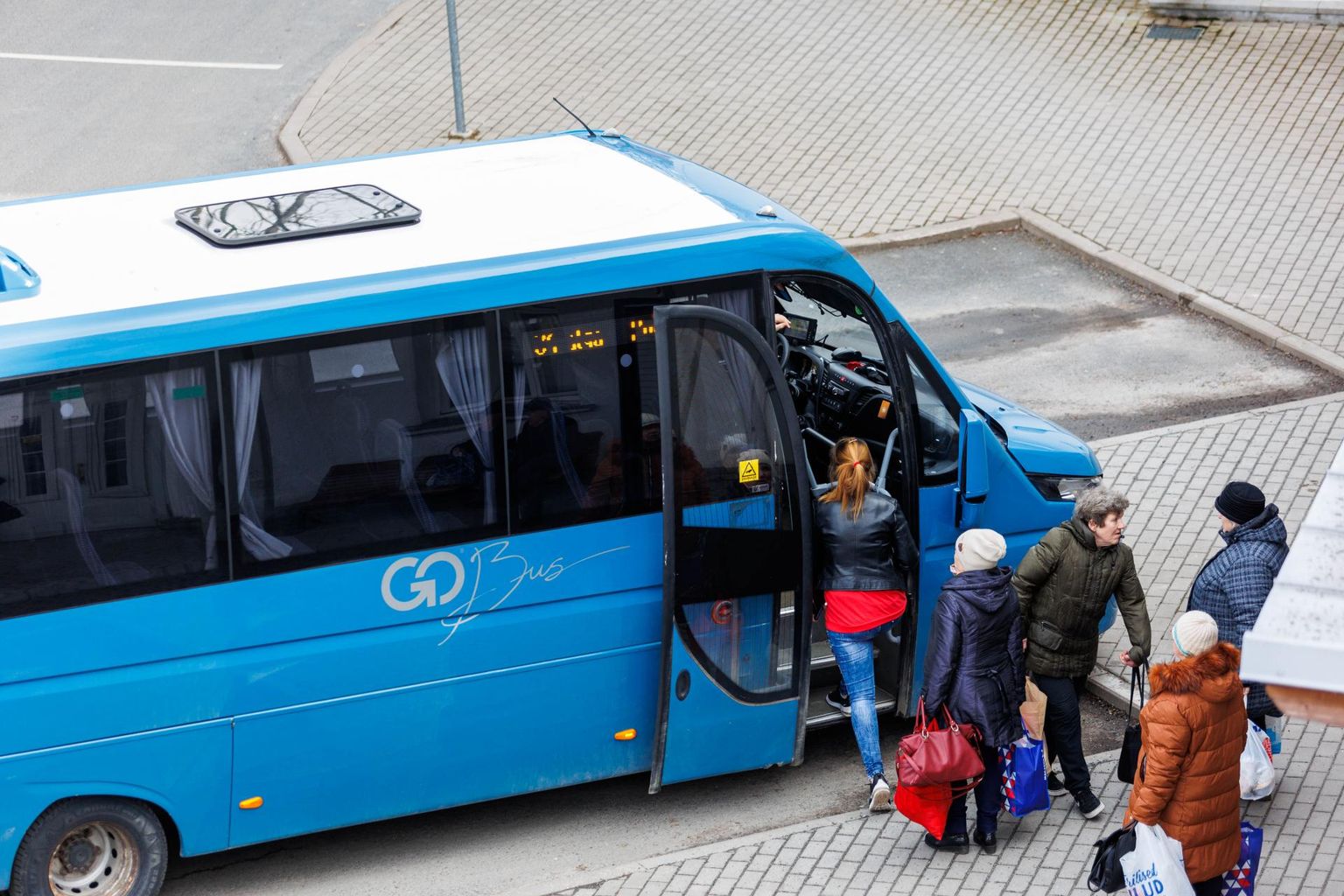 Firma GoBus siniseid busse võib kohata ka Valga jaamas. Kui praegu saab nendega sageli sõita tasuta, siis varsti see enam nii ei pruugi olla.