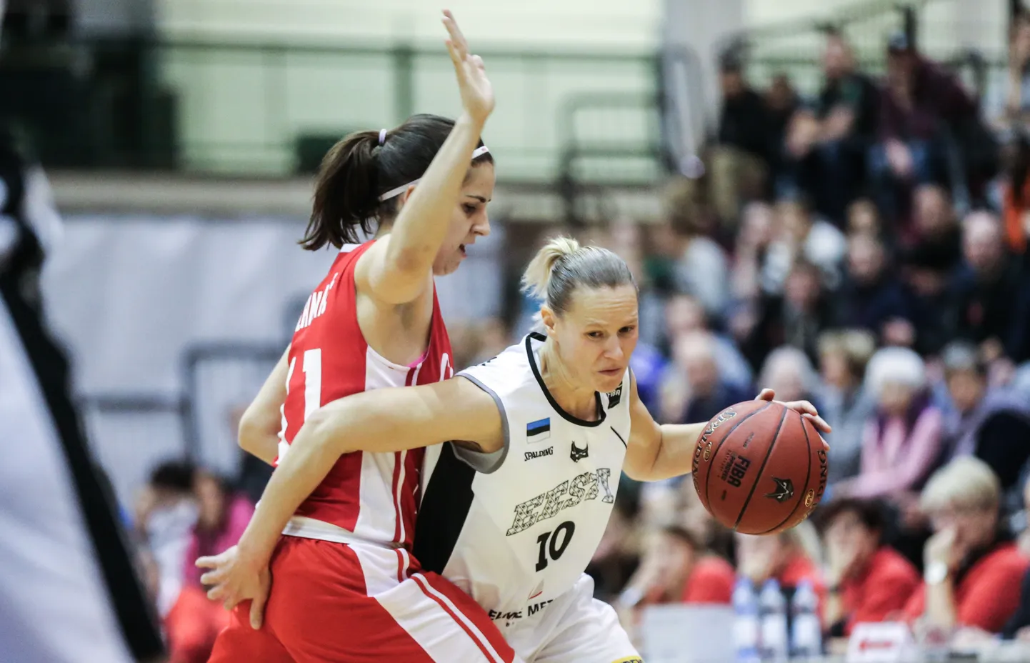 Merike Anderson (palliga) Eesti koondise särgis.