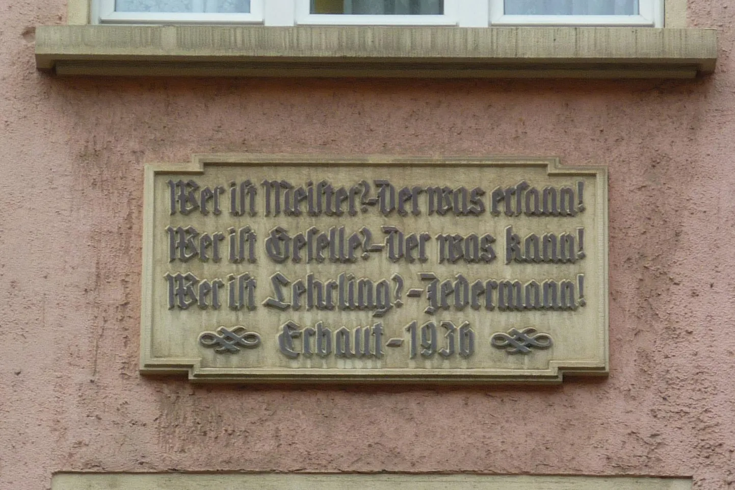 «Kes on meister? See, kes leiutab. Kes on sell? See, kes oskab. Kes on õpipoiss? Igaüks!» Tahvel ühel Dresdeni majal.