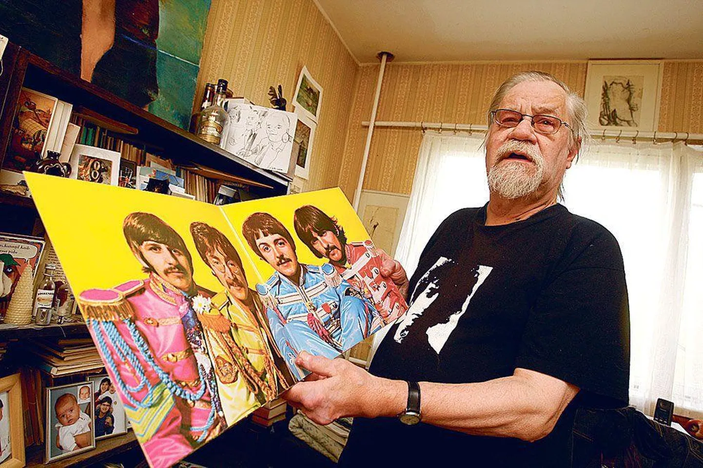 Luuletaja Hannes Varblane näitab oma heliplaadikogust biitlite kaheksandat plaati «Sgt. Pepper’s Lonely Hearts Club Band».
