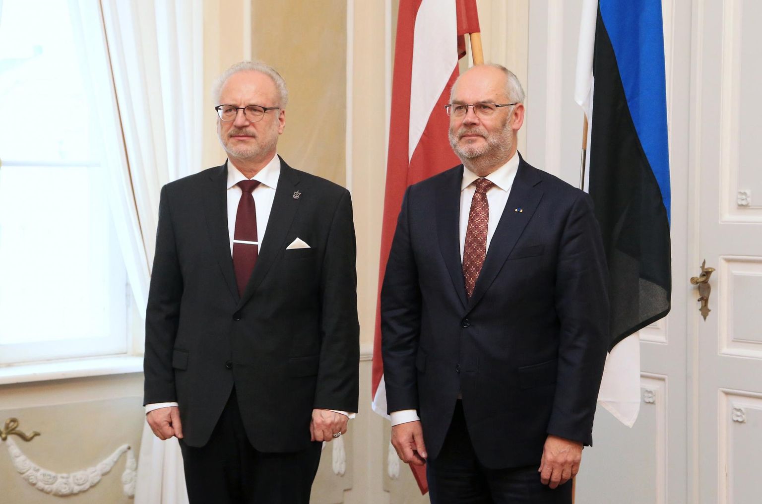 Президент Латвии Эгилс Тевитс (слева) и президент Эстонии Алар Карис (справа).