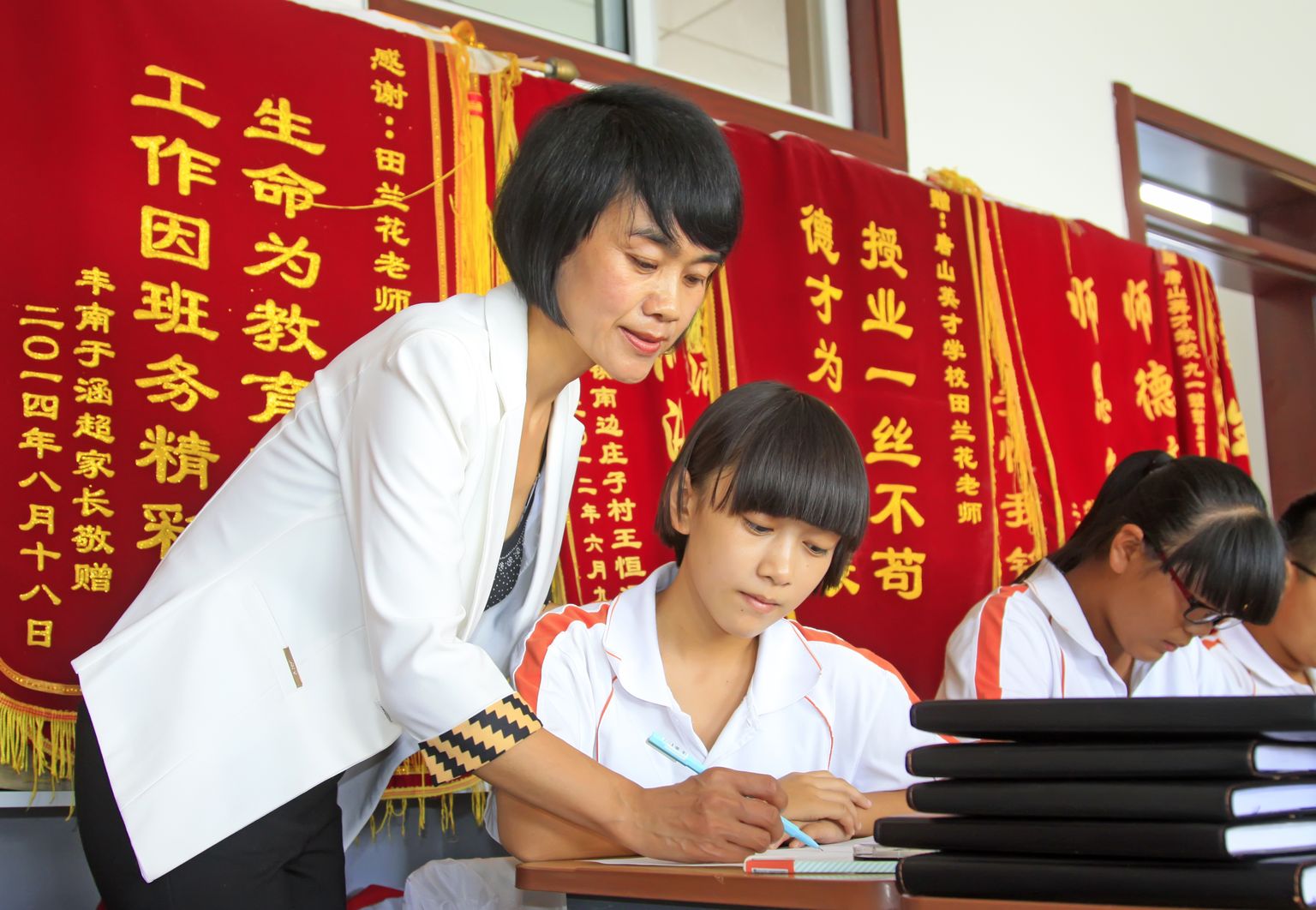 Skolotājas un skolēni Ķīnā. Attēls ilustratīvs.